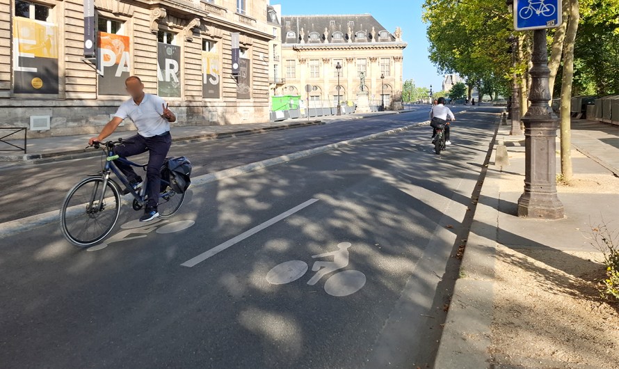 관광객에게 브이(V) 포즈를 취하다